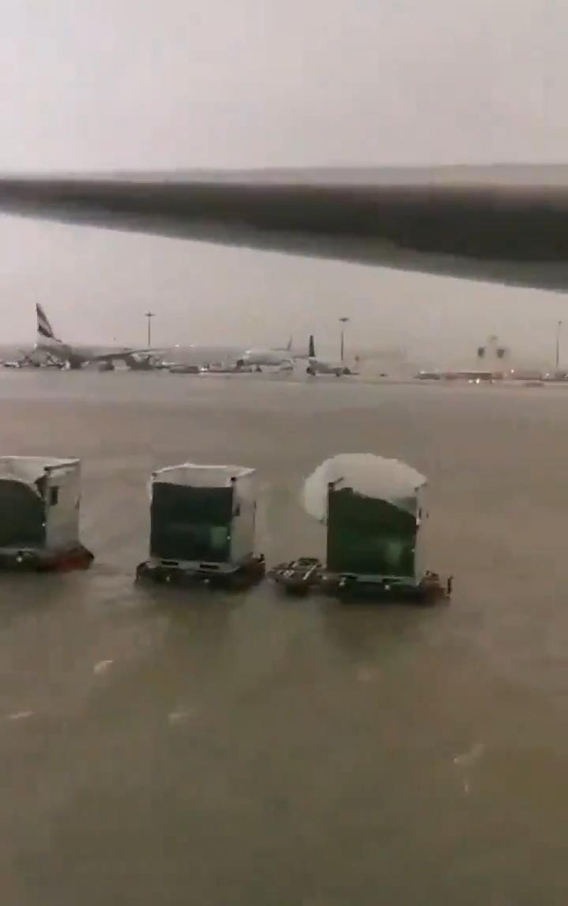 Aeropuerto internacional de Dubai inundado tras la lluvia torrencial que está azotando al Medio Oriente desde hace tres días.