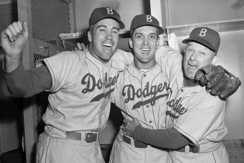 El pitcher de los Dodgers Carl Erskine, con su compañero Duke Snider y el mánager Charley Dressen tras ganar el juego 5 de la Serie Mundial ante Yankees.