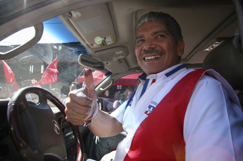 Norman Quijano, candidato a alcalde de San Salvador, levanta el pulgar después de votar en San Salvador, el 18 de enero de 2009.
