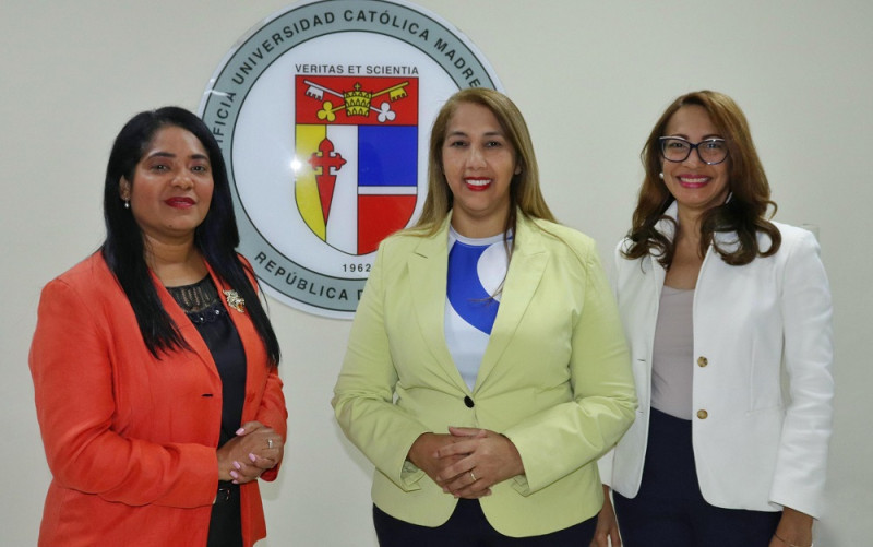 Rosario Medina, coordinadora del diplomado; Ana Bélgica Güichardo y Joseline Feliz
