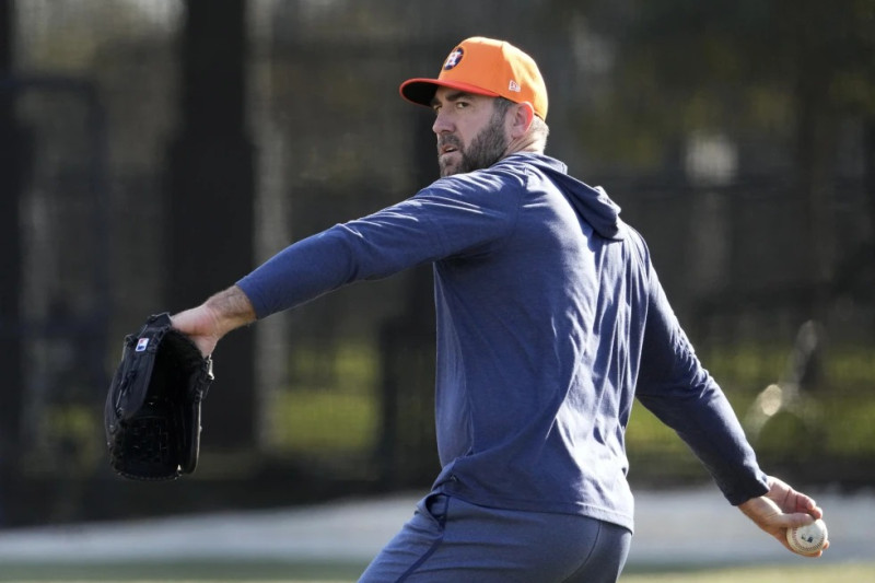 El lanzador de los Astros de Houston, Justin Verlander, lanza durante un entrenamiento de primavera de béisbol el 14 de febrero de 2024, en West Palm Beach, Florida.