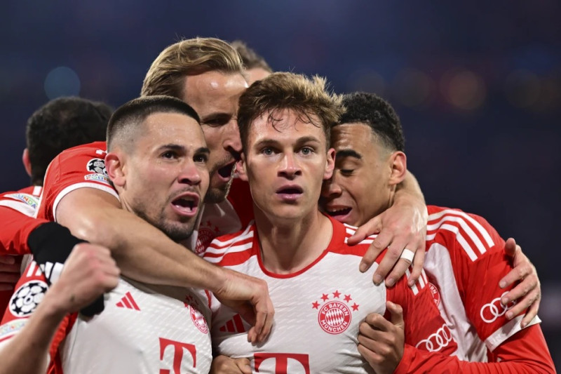 Joshua Kimmich, centro, del Bayern Múnich, celebra con sus compañeros de equipo después de anotar el único gol del partido entre Bayern Múnich y Arsenal.