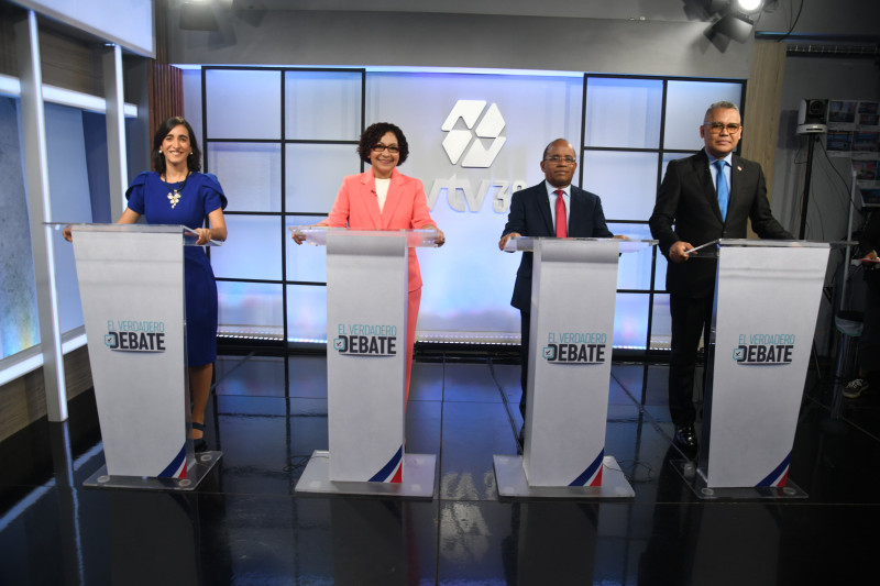 Virginia Antares, María Teresa Cabrera, Fulgencio Severino y Carlos Peña
