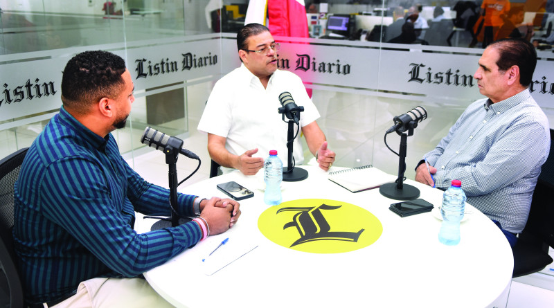 Héctor J. Cruz y Jorge Luis Torres, editor deportivo, y periodista, respectivamente, entrevistan al ministro de Deportes Francisco Camacho.