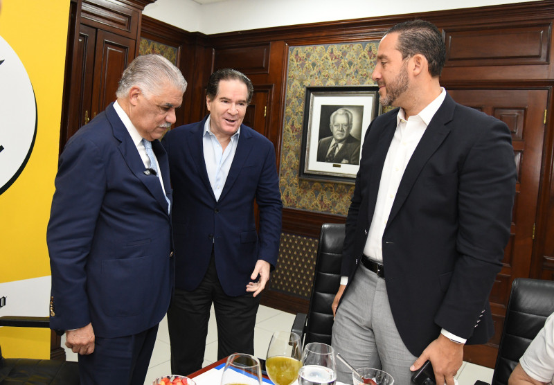 Miguel Vargas, Manuel Corripio y Joel Díaz Ureña conversan en un momento del Desayuno del Listín Diario.