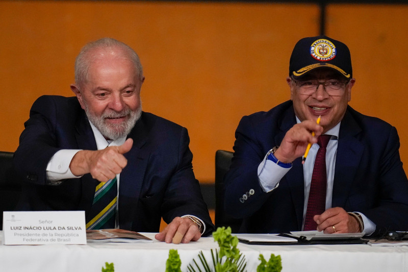 El presidente de Brasil, Luiz Inácio Lula da Silva, a la izquierda, y el presidente de Colombia, Gustavo Petro, asisten a la inauguración de la Feria Internacional del Libro en Bogotá, Colombia, el miércoles 17 de abril de 2024.