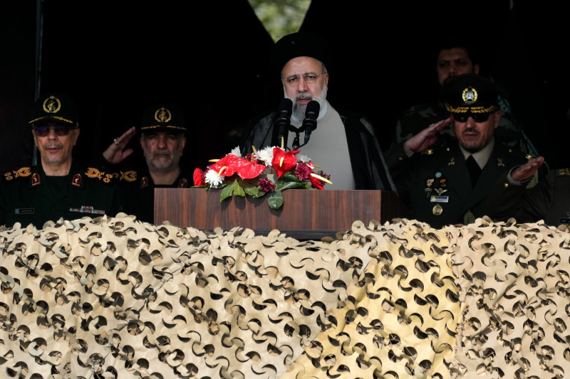 El presidente de Irán, Ebrahim Raisi, habla ayer durante un desfile del Día del Ejército en una base militar en el norte de Teherán.