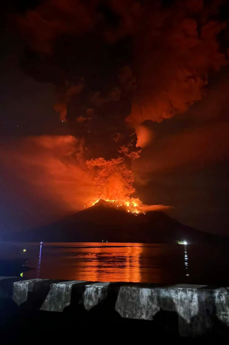 En esta imagen difundida por la Agencia Regional de Manejo de Desastres de Sitaro, se puede ver lava ardiente que brilla en el cráter del monte Ruang durante su erupción en la isla Sangihe, el miércoles 17 de abril de 2024, en Indonesia.