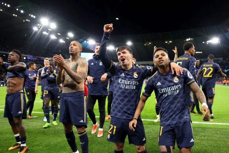 Jugadores del Real Madrid celebran tras ganar al Manchester City y avanzar a las semifinales de la Champions.