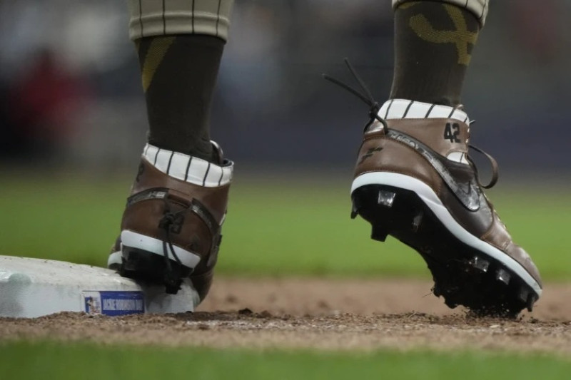 Fernando Tatis utilizó unas zapatillas para rendir homenaje a Tony Gwynn (f), antigua estrella de los Padres.