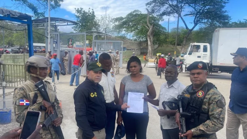 Momento de la entrega a las autoridades haitianas, en Comendador, Elías Pina, de la prófuga  Clairzier-Emase,  que era parte de las 141 mujeres que escaparon hace meses de una prisión en Haití.