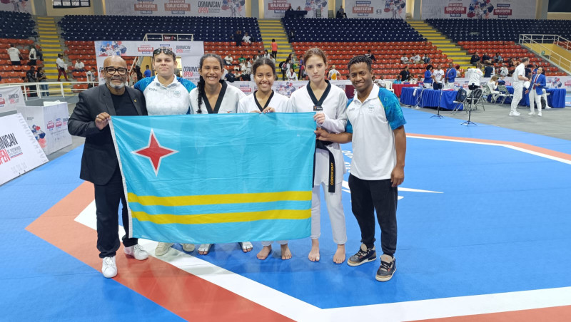 Teofilo Rodríguez Evangelista junto a la selección femenina de Aruba que acaba de participar en el Campeonato Panam y el Dominican Open de Taekwondo.