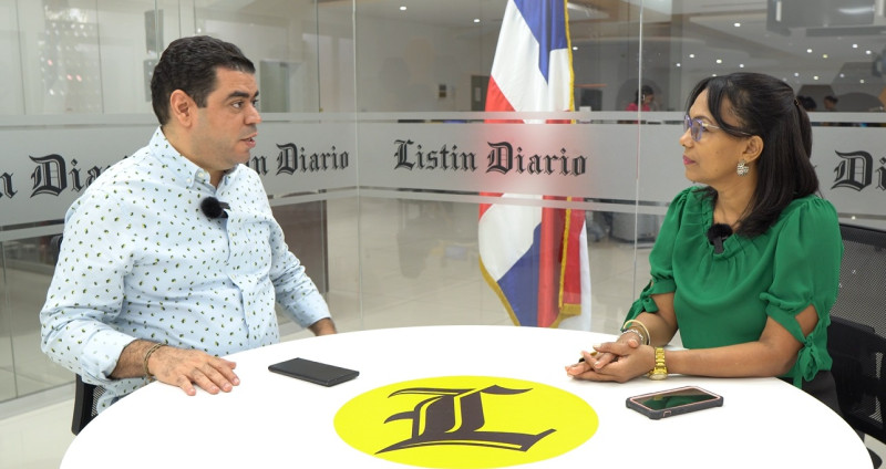 Rafael Bobadilla durante la conversación con la periodista Ynmaculada Cruz Hierro en la redacción de Listín Diario.