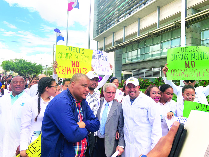 Cientos de médicos acudieron al llamado del CMD para protestar contra el "festival de condenas" por supuestas malas prácticas.