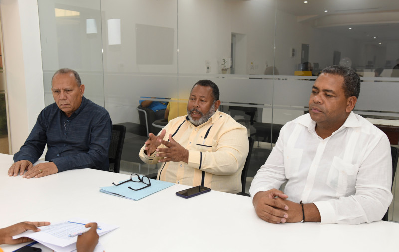 Ricardo Rosario (centro) visitó la redacción de LISTÍN DIARIO junto a Fellito Luna y Eduardo Hernández, representantes de cooperativas.