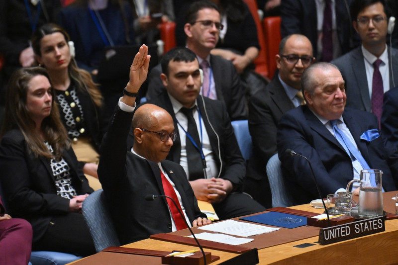 El embajador adjunto de Estados Unidos ante la ONU, Robert Wood, vota en contra de una resolución que permite a Palestina ser miembro de la ONU en la sede de las Naciones Unidas en Nueva York.