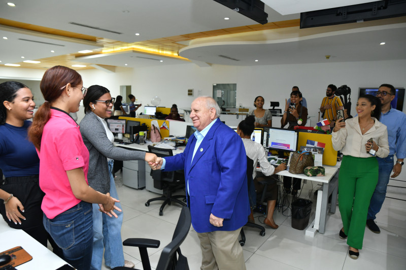 Luego de la entrevista, el doctor Ernesto Fadul saludó a personal de la redacción del Listín Diario.