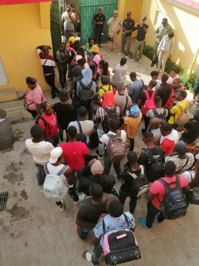 Haitianos detenidos en el Hotel Eureka, ubicado en la calle Francisco del Rosario Sánchez, esquina Ramón Matías Mella, en la provincia de Elías Piña