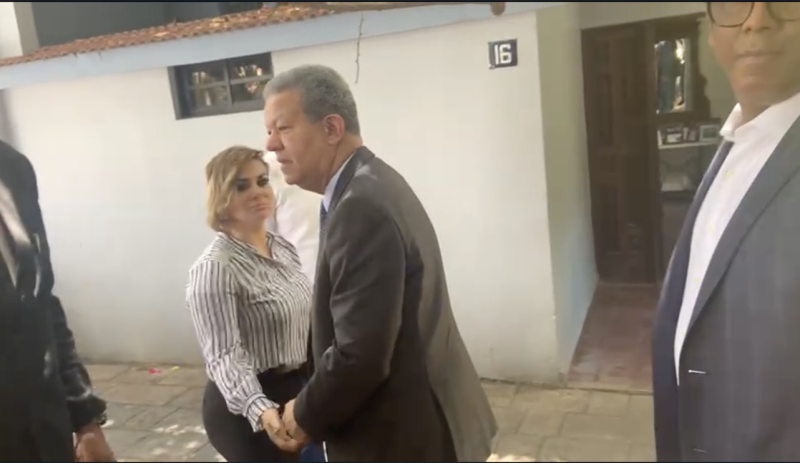 Leonel Fernández a su llegada a la residencia de Almeyda Racier, quien falleció ayer.