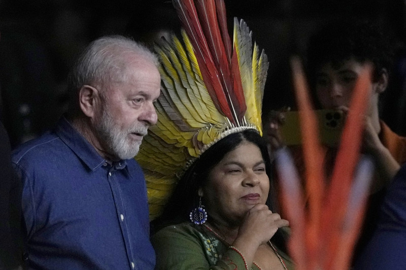 El presidente brasileño Luiz Inácio Lula da Silva y la ministra de los Pueblos Indígenas, Sônia Guajajara, llegan a la ceremonia de clausura de la reunión en Brasilia, Brasil.