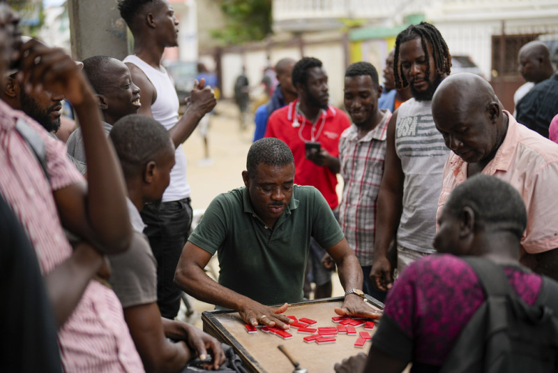 Varios hombres juegan al dominó en Cabo Haitiano, Haití, el 17 de abril de 2024