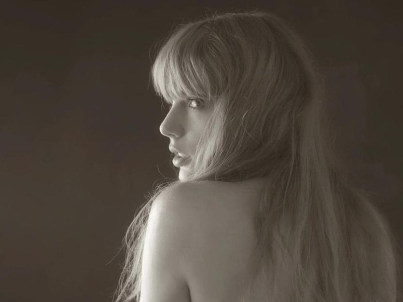 Esta es una de las imágenes oficiales para la promoción del álbum de Taylor Swift, “The Tortured Poets Department”.