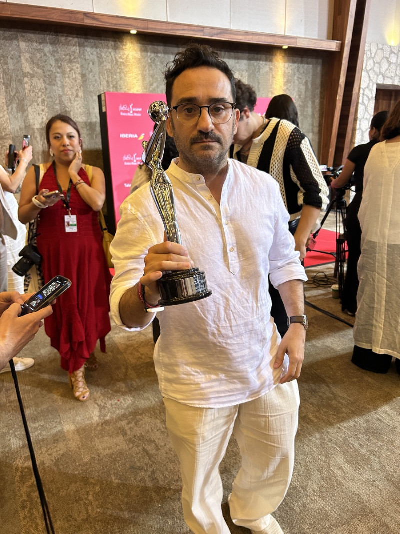 Juan Antonio Bayona recibió el premio a Mejor Película, "La sociedad de la nieve"