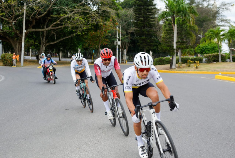 Acción en la pasada carrera de la liga de Ciclismo Master del Cibao.