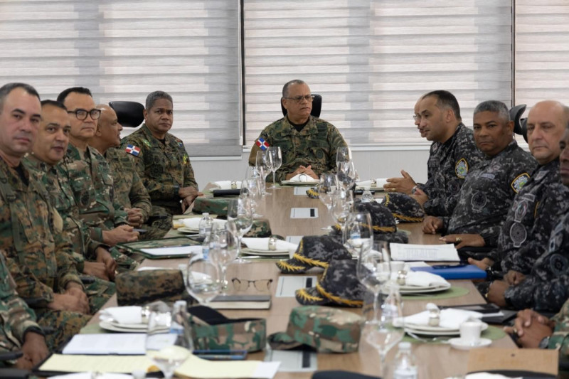 Fotografía muestra comandante general del Ejército, en su condición de Comandante del Comando Conjunto Unificado, en reunión para fortalecer la Seguridad Ciudadana.