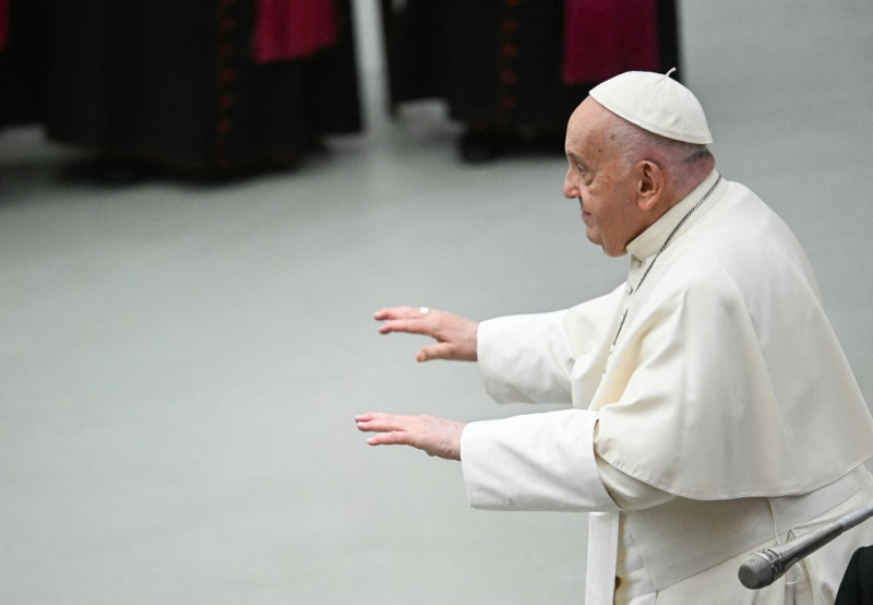 El Papa Francisco gesticula durante su audiencia a los peregrinos de las ciudades de Cesena, Sarsina, Tivoli, Savona e Imola en el aula Pablo VI del Vaticano el 20 de abril de 2024