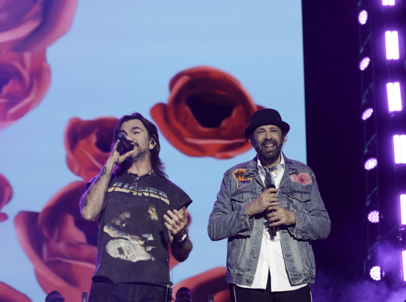 Juanes acompañó a Juan Luis Guerra en la interpretación de "Bachata rosa".