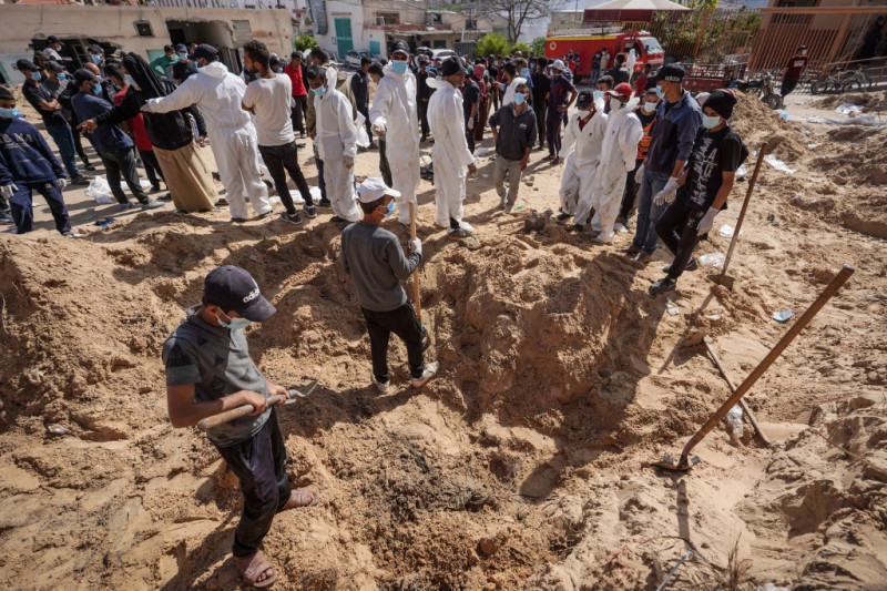 Trabajadores sanitarios cavan en busca de cadáveres enterrados por las fuerzas israelíes en el complejo hospitalario de Nasser, en Jan Yunis, en el sur de la Franja de Gaza