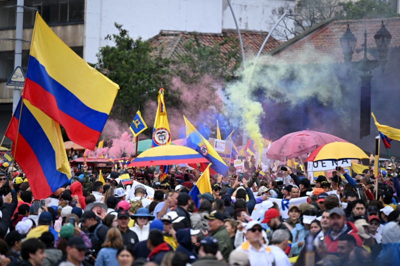 Manifestantes marchan contra el gobierno del presidente colombiano Gustavo Petro por las reformas de la sanidad y las pensiones en Bogotá, el 21 de abril de 2024