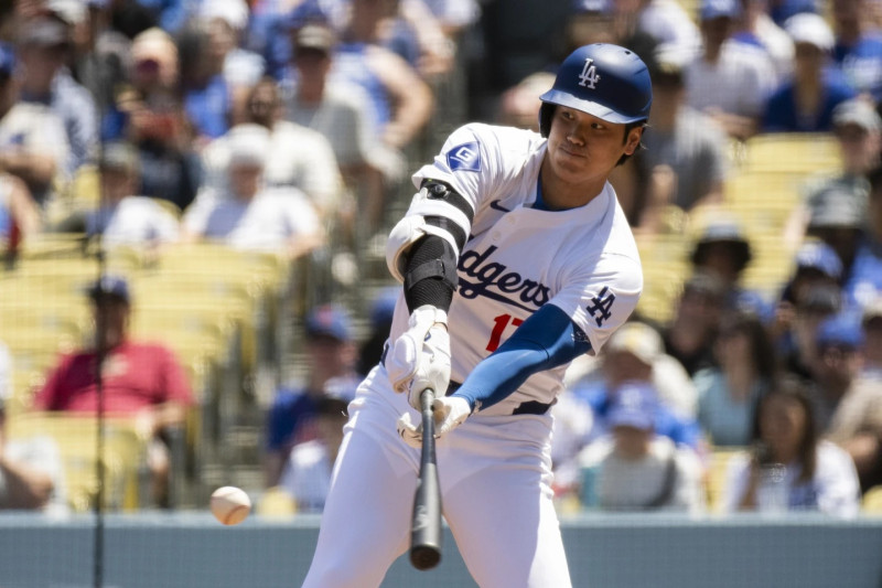 | Shohei Ohtani batea durante la primera entrada de un juego de béisbol contra los Mets de Nueva York en Los Ángeles.