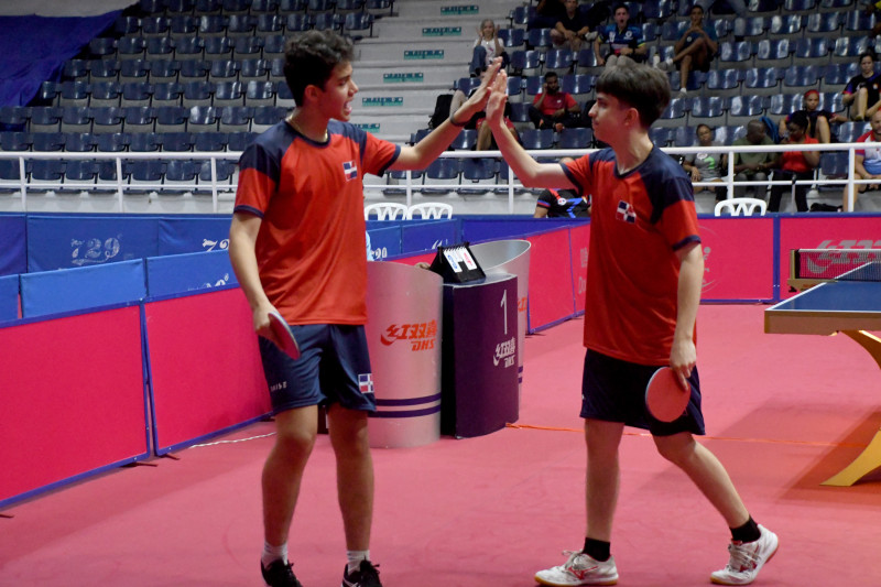 Rafael Cabrera y Ramón Vila reaccionan eufóricos tras la victoria en dobles masculinos.