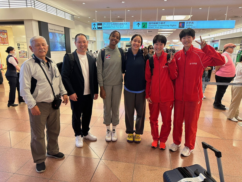Las dominicanas Victoria Firpo y Caroline Rodríguez a su llegada a Japón donde estudiarán y jugarán voleibol.