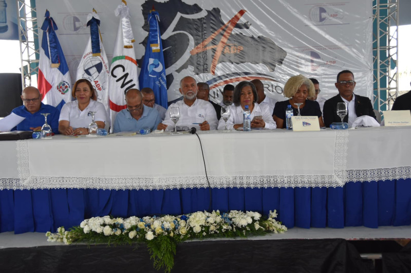 Dirigentes de la Asociación Dominicana de Profesores encabezado por su presidente Eduardo Hidalgo, quien convocó a huelga.