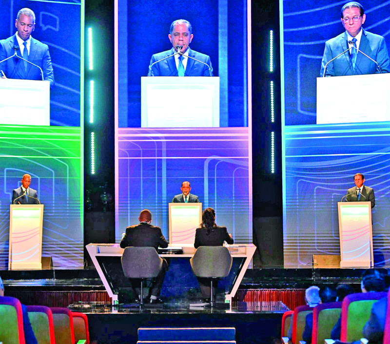 Demóstenes Martínez, Marino Collante y Daniel Rivera durante el debate de anoche por la senaduría de Santiago.