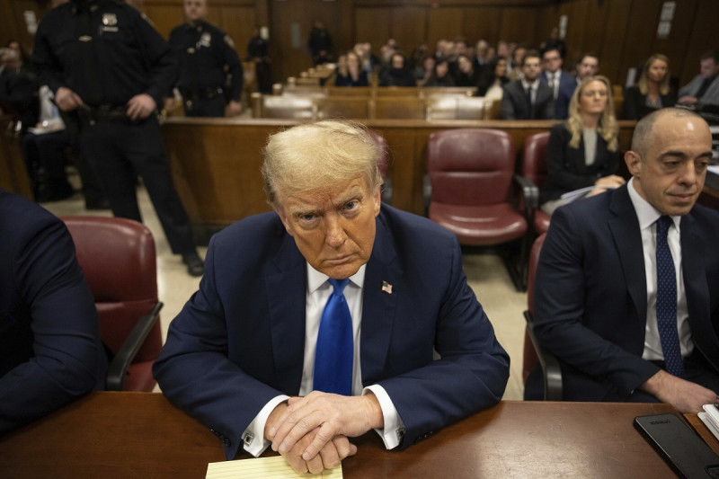 El expresidente Donald Trump espera el inicio de su juicio en un tribunal de Manhattan, el lunes 22 de abril de 2024, en Nueva York.