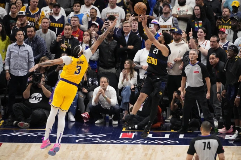 Jamal Murray, de Denver, lanza el tiro ganador con la marca defensiva de Anthony Davis, de los Lakers, durante la segunda mitad del Juego de playoffs de la NBA.