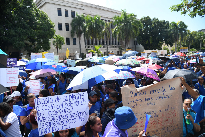 Cientos de profesores protestan frente a Educación