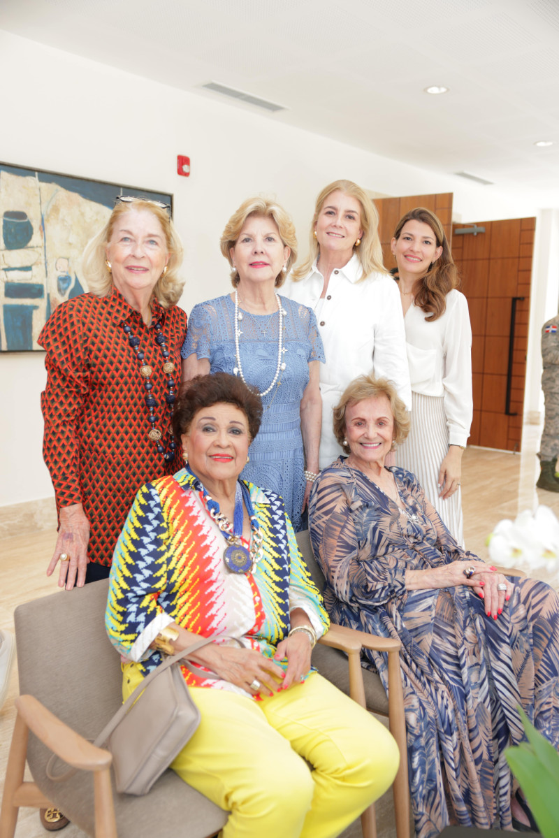 Ana R. de Marranzini, Norma de Vargas, Ana María Marranzini, Montserrat Casado de Marranzini, Liliana Llaverías y Josefina Thompson.