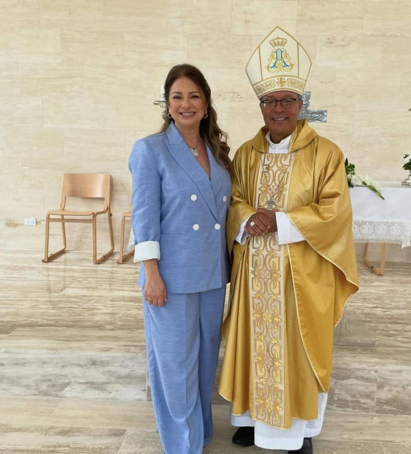 Lissette Selman y monseñor Faustino Burgos Brism