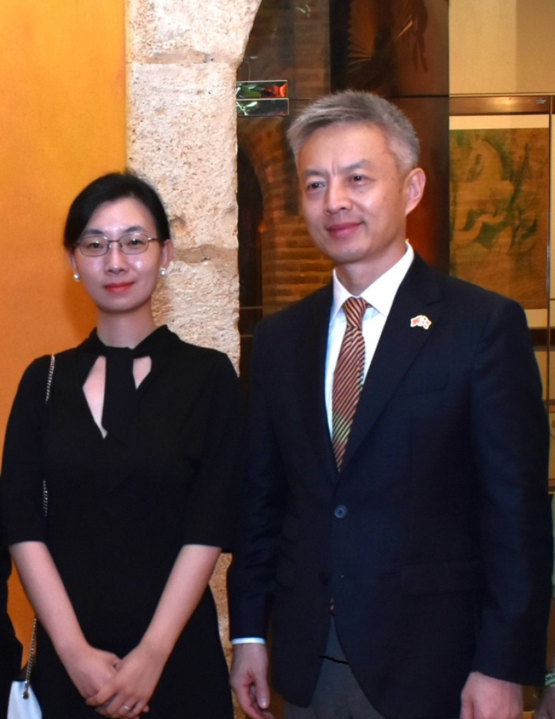 Wang Heming y Luning Chen, embajador de China.
