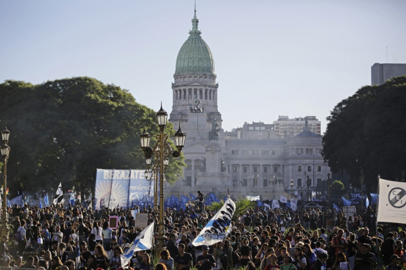 Manifestantes marchan en protesta en Argentina