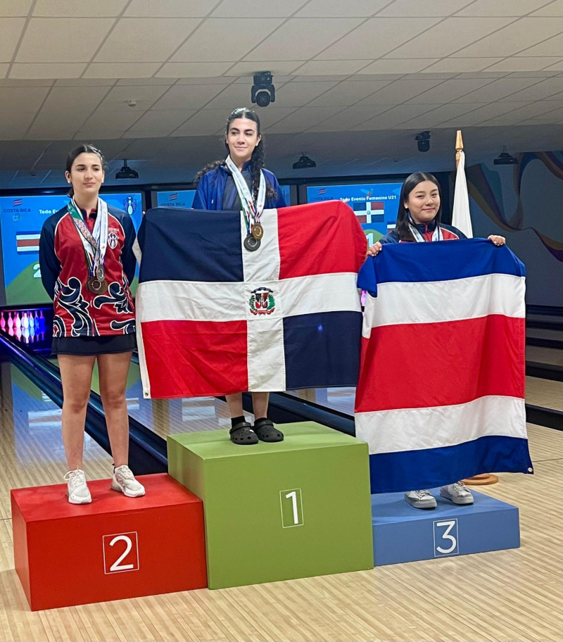 Vivian Luna muestra sus dos medallas de oro durante la premiación a los más destacados del evento en Costa Rica.