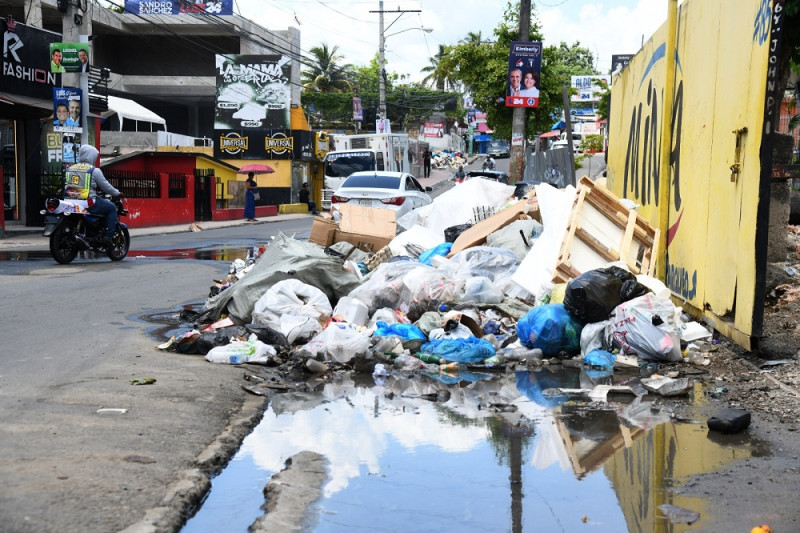Los transeúntes se han visto en la necesidad de tener que caminar por las calles ya que la basura arropa gran parte de las aceras
