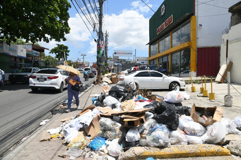 Los negocios del municipio también se han visto afectado por los grandes cúmulos de basura que se forman justo en sus entradas