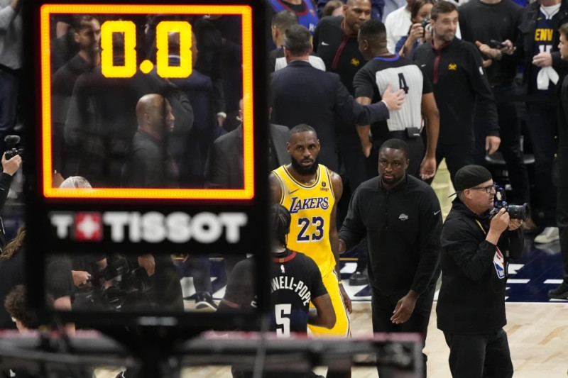 El alero de los Lakers de Los Ángeles LeBron James (23) abandona la cancha luego de la derrota ante los Nuggets de Denver en el Juego 2 de la serie de primera ronda en la postemporada de la NBA.