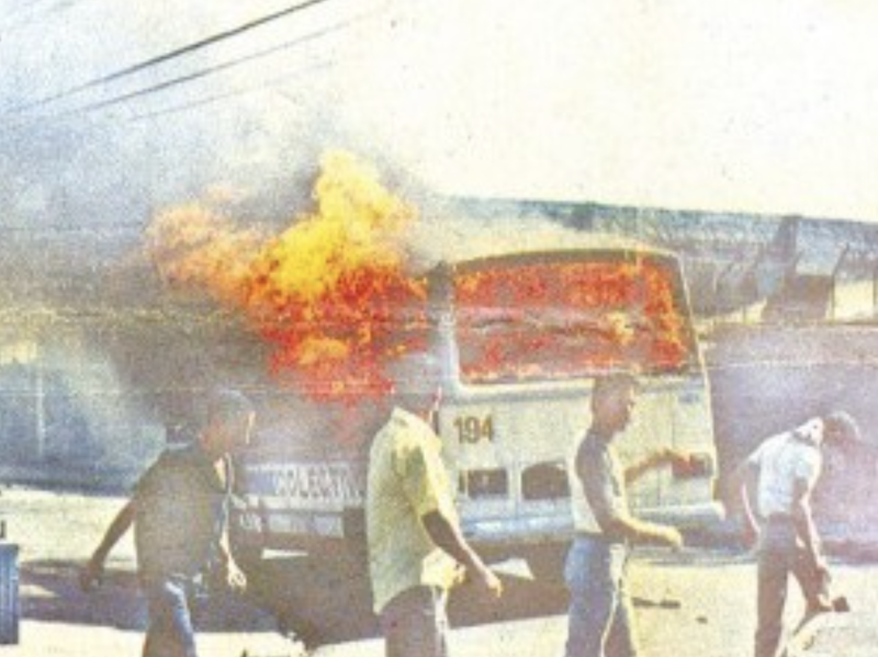 Un autobús arde durante una protesta en la zona norte de la capital.